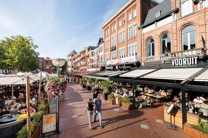 Een foto van de Markt met volle terrassen.