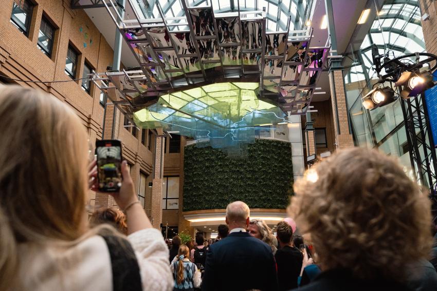 Het lichtkunstwerk wordt onthuld, klik voor een vergroting