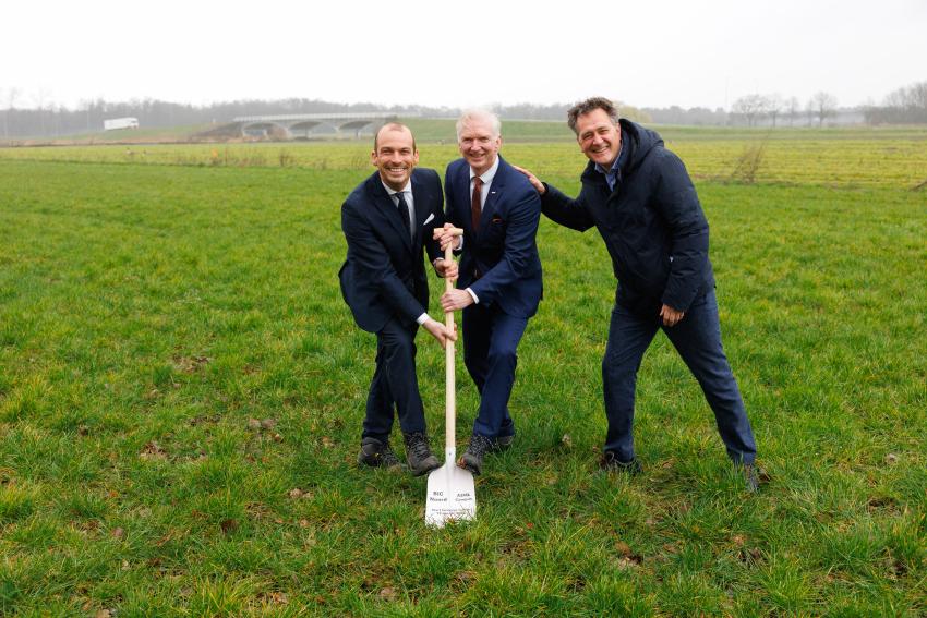 Wethouders Stijn Steenbakkers en Robert Strijk en Frank Heemskerk van ASML (foto: Bram Saeys