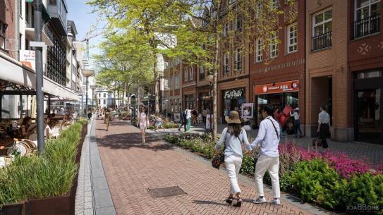 De Nieuwstraat met veel groen, ook in het midden van het voetgangersgebied, klik voor een vergroting