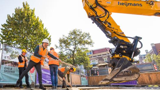 Wethouder Rik Thijs verwijdert de eerste stenen op het Wilhelminaplein, klik voor een vergroting