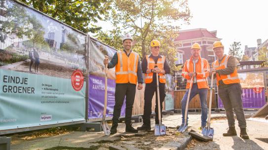 Wethouder Rik Thijs en Jeroen Kieboom (bouwbedrijf Heijmans) poseren op het Wilhelminaplein samen met Marc Ebus en Peter van den Hurk, vertegenwoordigers van de ondernemers en bewoners in De Bergen, klik voor een vergroting