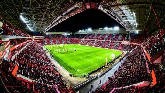Deze afbeelding geeft een sfeeractie weer in het Philips Stadion, klik voor een vergroting