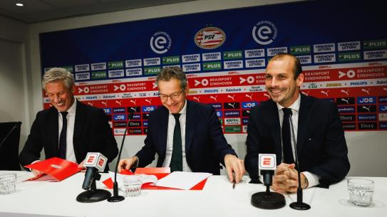 Op deze afbeelding zie je een persconferentie van Marcel Brands, Jeroen Dijsselbloem en Stijn Steenbakkers, klik voor een vergroting