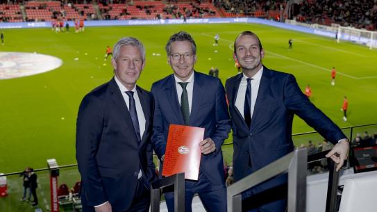 Op deze afbeelding zie je een persconferentie van Marcel Brands, Jeroen Dijsselbloem en Stijn Steenbakkers, klik voor een vergroting