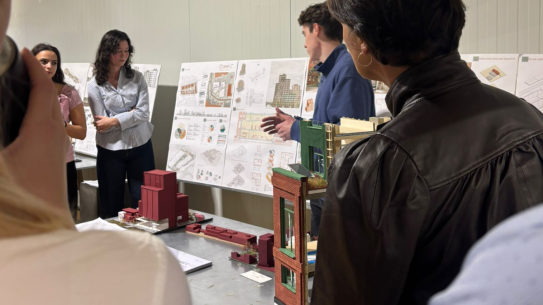 Deze afbeelding geeft een beeld van de presentatie door studenten over Sectie-C, klik voor een vergroting