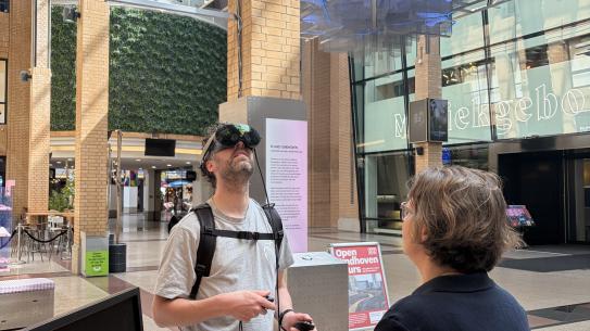 iemand met een VR bril op in de Heuvel, klik voor een vergroting