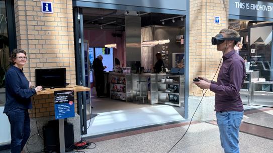 Iemand met VR bril op in de Heuvel , klik voor een vergroting
