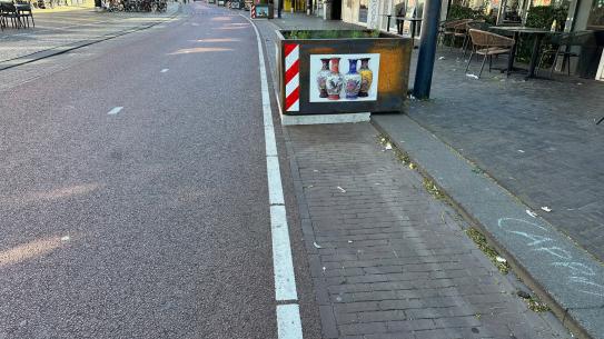 Kruisstraat met belijning en plantenbak als verkeersmaatregel, klik voor een vergroting