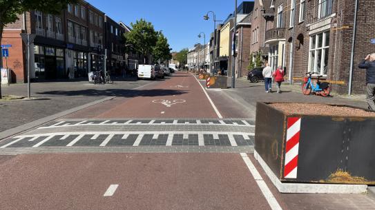 Verkeersdrempel en plantenbakken op Kruisstraat, klik voor een vergroting