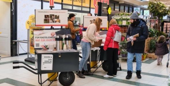 Onderzoekers in gesprek in het winkelcentrum Kastelenplein