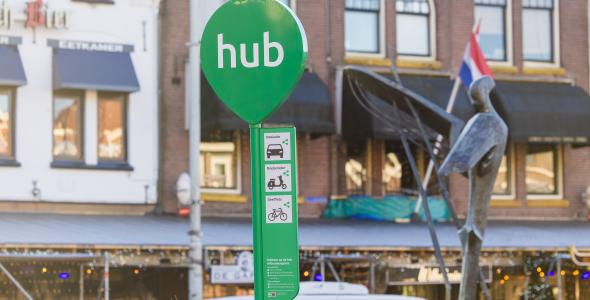 Deze afbeelding laat een hub voor deelmobiliteit zien.