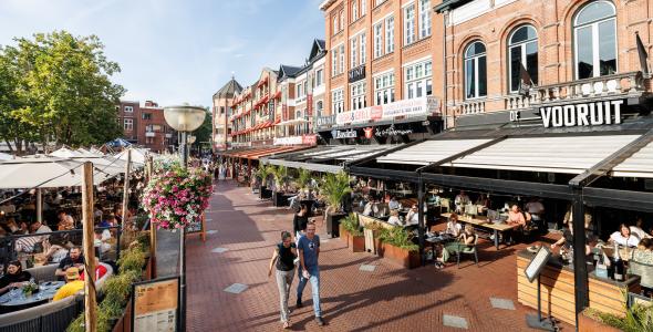 Een foto van de Markt met volle terrassen.