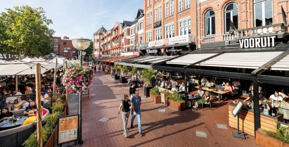 Een foto van de Markt met volle terrassen.