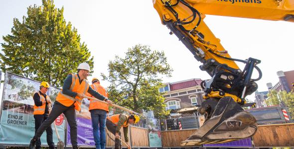 Wethouder Rik Thijs verwijdert de eerste stenen op het Wilhelminaplein.