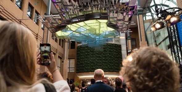 Het lichtkunstwerk wordt onthuld.