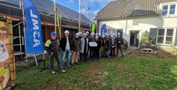 Vertegenwoordigers van gemeente Eindhoven, Natuurmonumenten en ASML voor het gebouw dat verbouwd wordt tot natuurcentrum