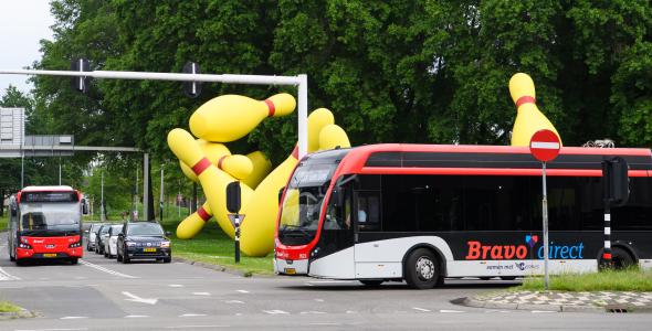 Op deze afbeelding staat een bus weergegeven in Eindhoven