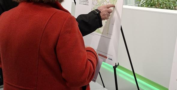 Op deze foto staan mensen die het ontwerp aan het bekijken zijn.