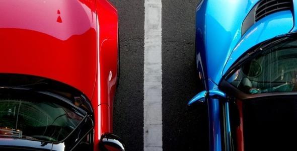 Op deze foto worden geparkeerde auto's weergegeven.