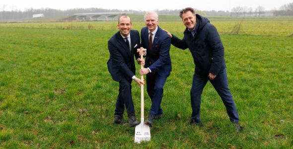 Wethouders Stijn Steenbakkers en Robert Strijk en Frank Heemskerk van ASML (foto: Bram Saeys