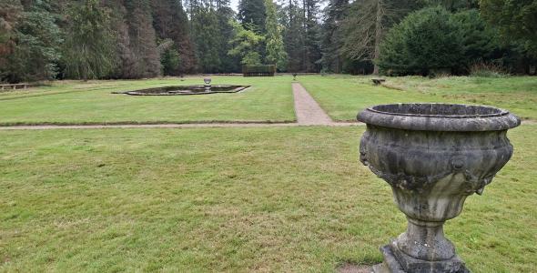 uitzicht over het pinetum (naaldbomentuin) op landgoed De Wielewaal