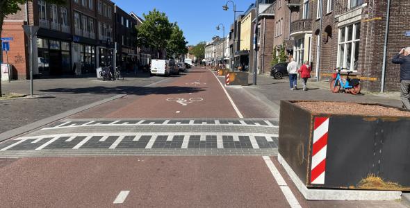 Verkeersdrempel en plantenbakken op Kruisstraat