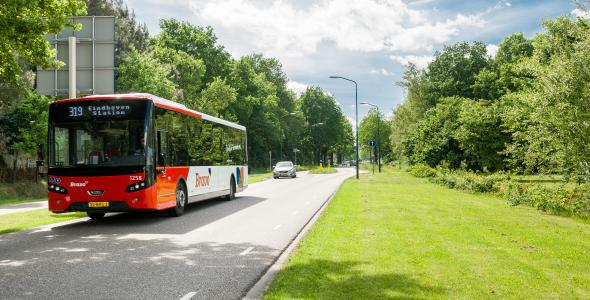 Op deze afbeelding staat een bus weergegeven
