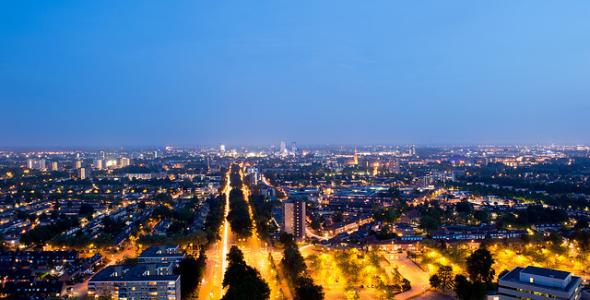 luchtfoto van Eindhoven in de avond