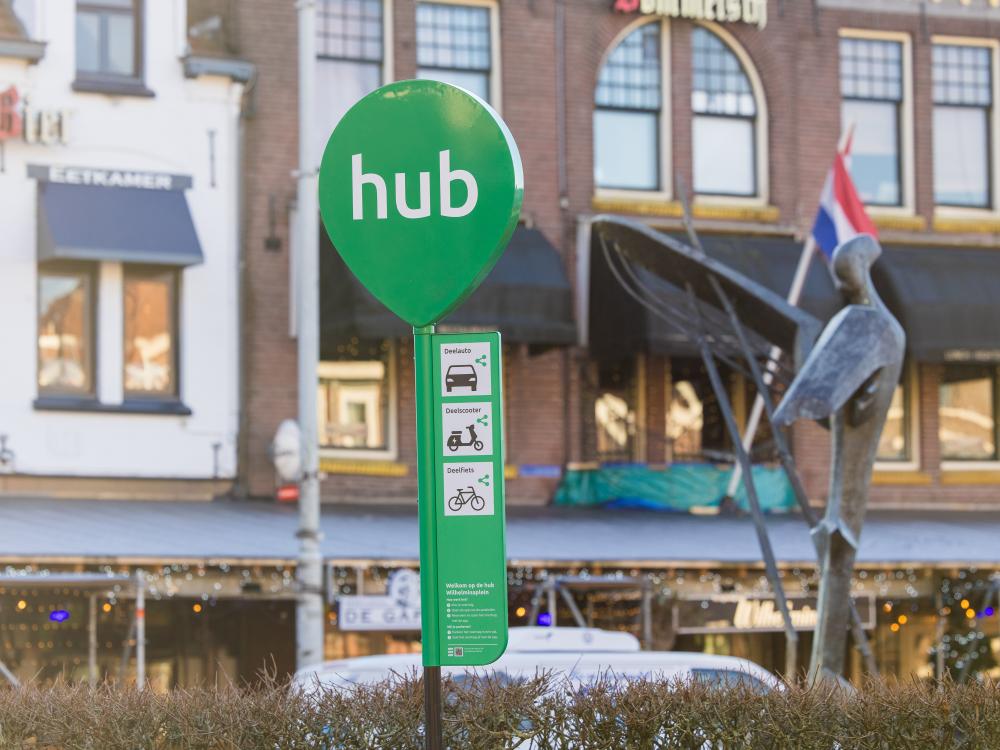 Deze afbeelding laat een hub voor deelmobiliteit zien.