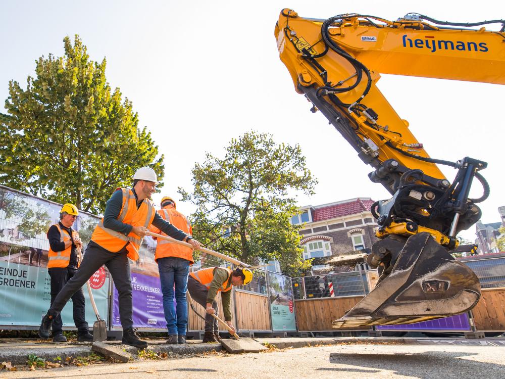 Wethouder Rik Thijs verwijdert de eerste stenen op het Wilhelminaplein.