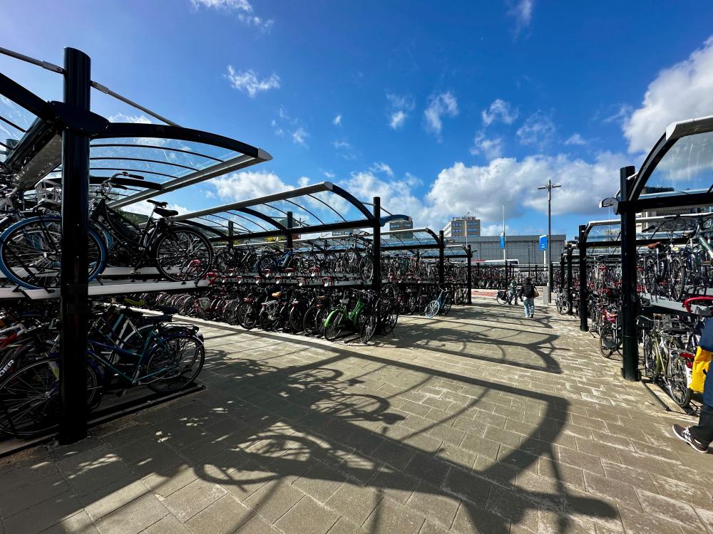 Afbeelding van nieuwe fietsenrekken met overkapping aan de noordzijde van station Eindhoven Centraal