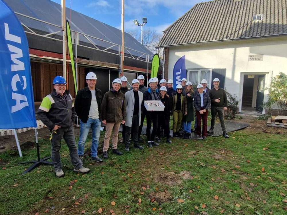Vertegenwoordigers van gemeente Eindhoven, Natuurmonumenten en ASML voor het gebouw dat verbouwd wordt tot natuurcentrum