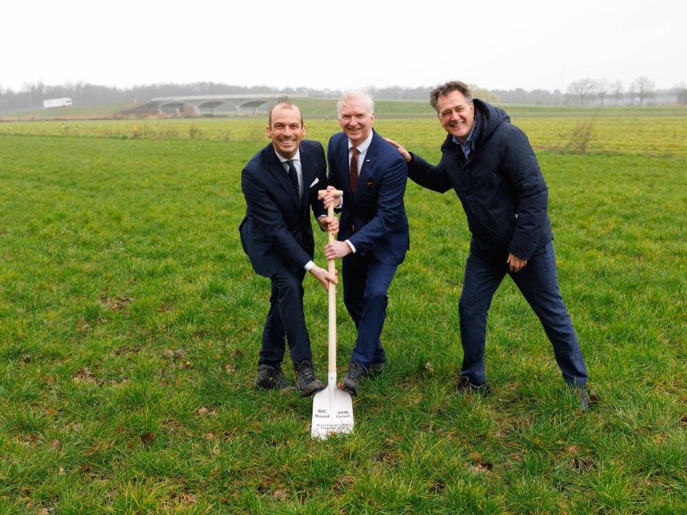 Wethouders Stijn Steenbakkers en Robert Strijk en Frank Heemskerk van ASML (foto: Bram Saeys