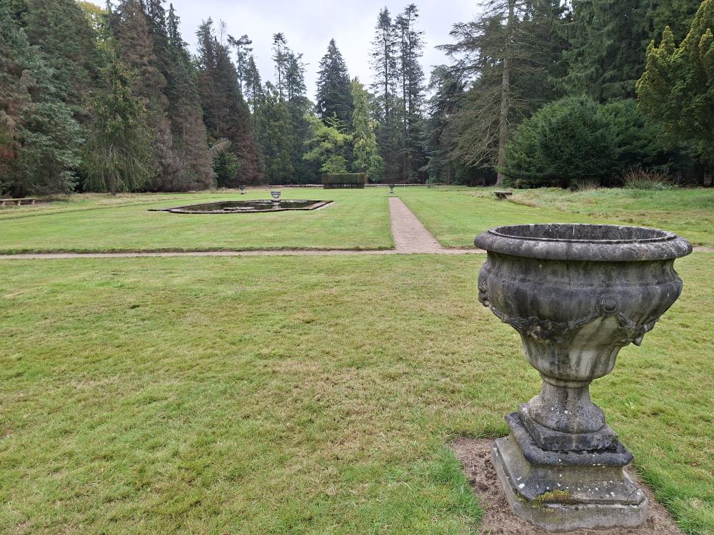 uitzicht over het pinetum (naaldbomentuin) op landgoed De Wielewaal