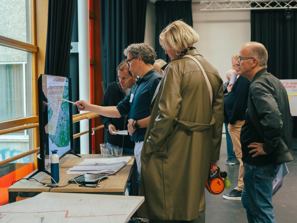 Bezoekers van Fellenoord Live krijgen uitleg over ontwikkelingen in het stationsgebied.
