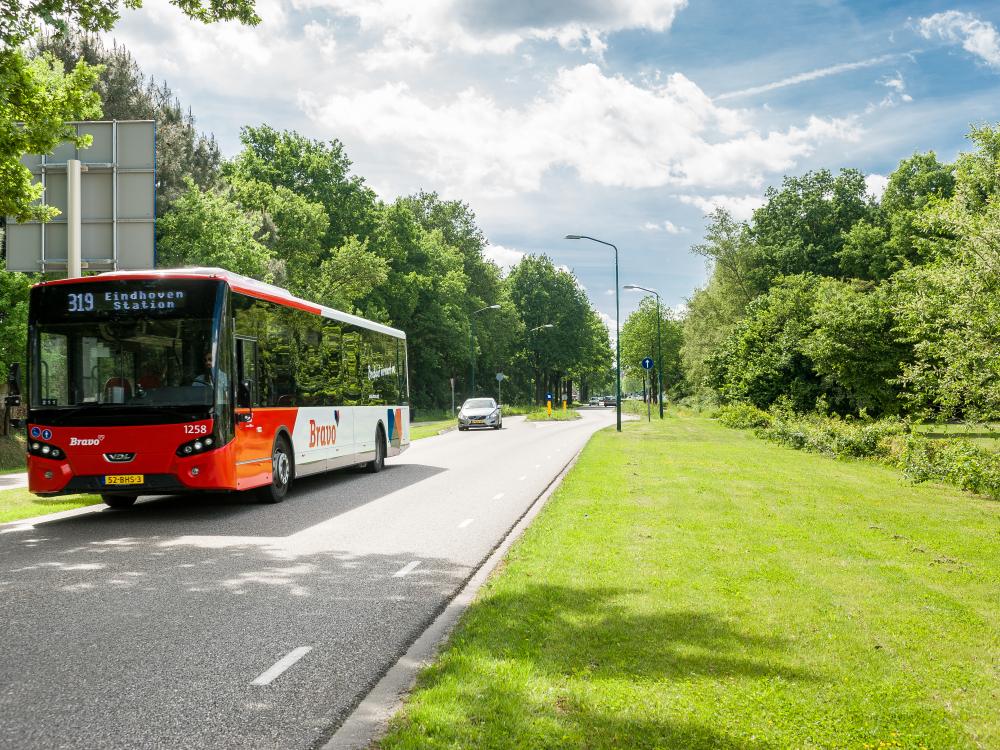 Op deze afbeelding staat een bus weergegeven